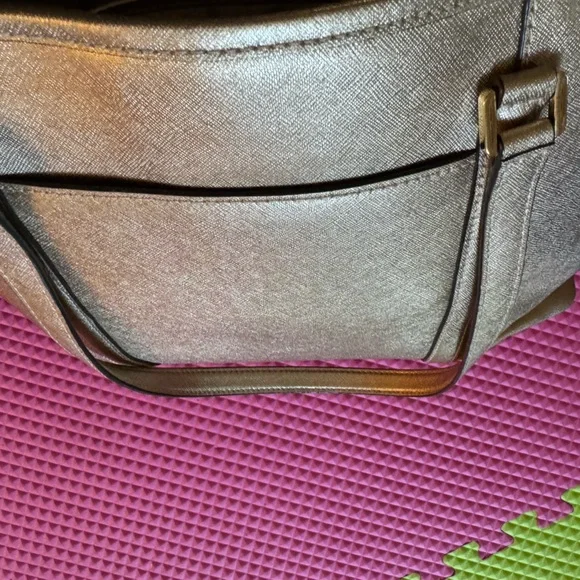 Micheal Kors gold large Bag - Picture 4 of 11